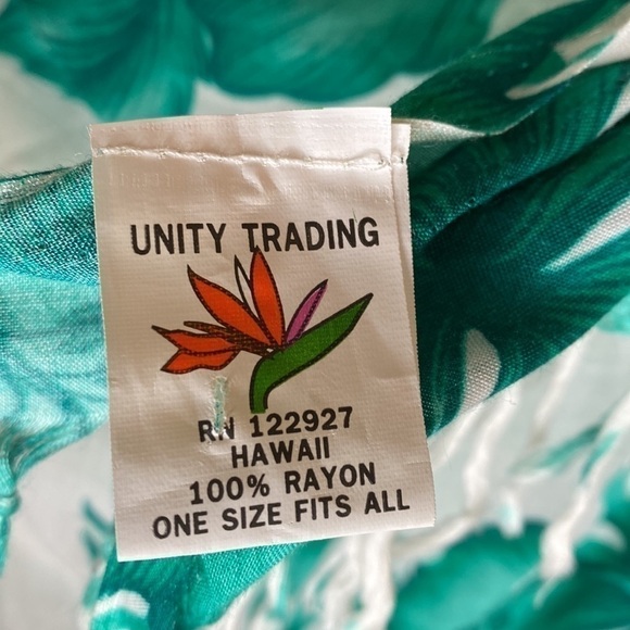 Hawaii Sarong Wrap With Fringe and Wooden Clasp White and Green Tropical Design - Picture 6 of 14